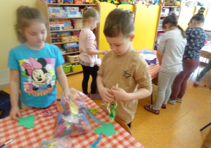 Dzieci przygotowują kukłę Marzanny.